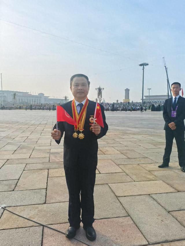 天能控股集团董事长张天任受邀观礼：国家的强大，是每个人最坚实的底气