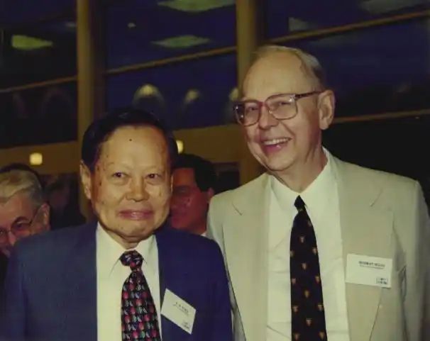 杨振宁科学成就有多高？比肩牛顿爱因斯坦，奠定现代物理学多个理论基石