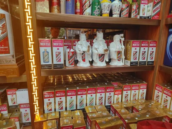 飞天茅台，跌破1600元